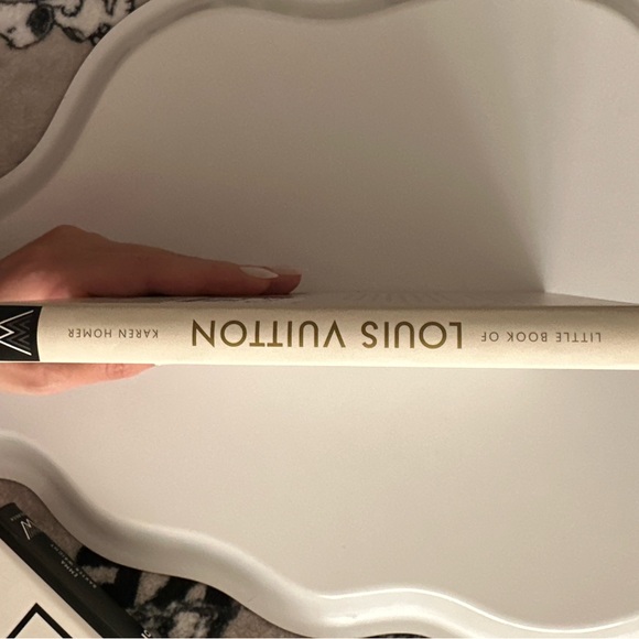 Little Book of Louis Vuitton: The Story of the Iconic Fashion House - Picture 4 of 5